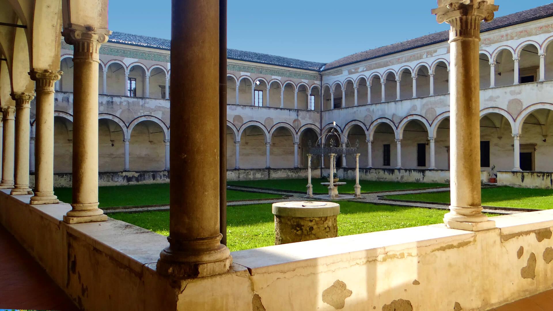 Differenza Tra Monastero E Abbazia Monastero di San Pietro in Lamosa e Abbazia Olivetana - Associazione